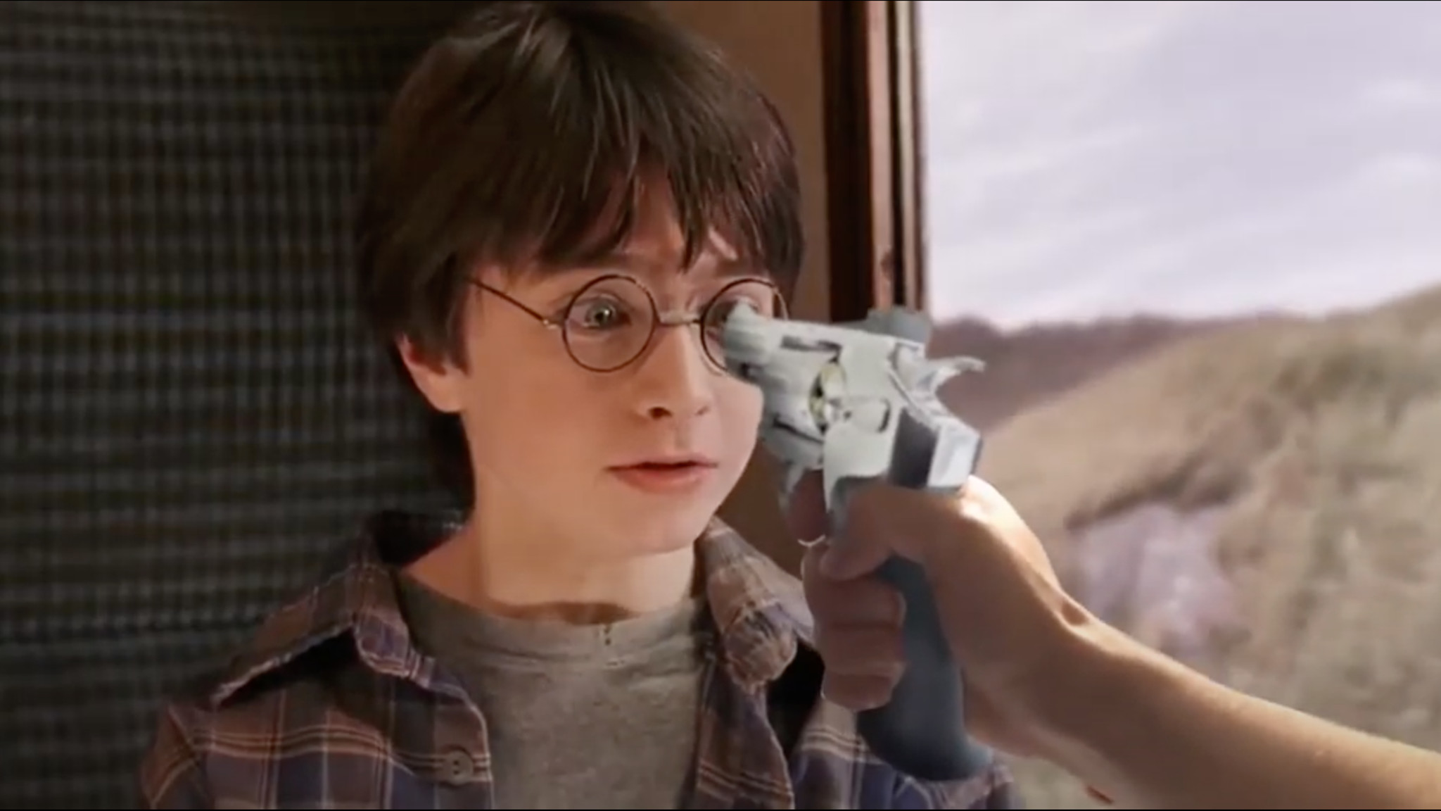 Видео: В «Гарри Поттере» волшебные палочки заменили на пистолеты