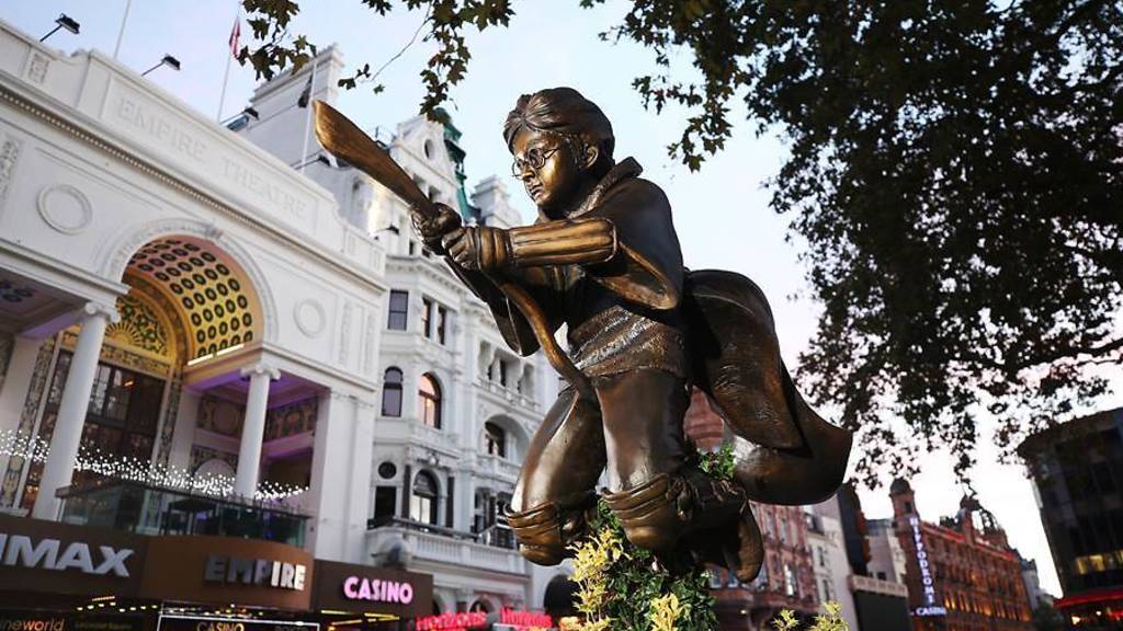 В центре Лондона появился Гарри Поттер на метле. Герою установили памятник