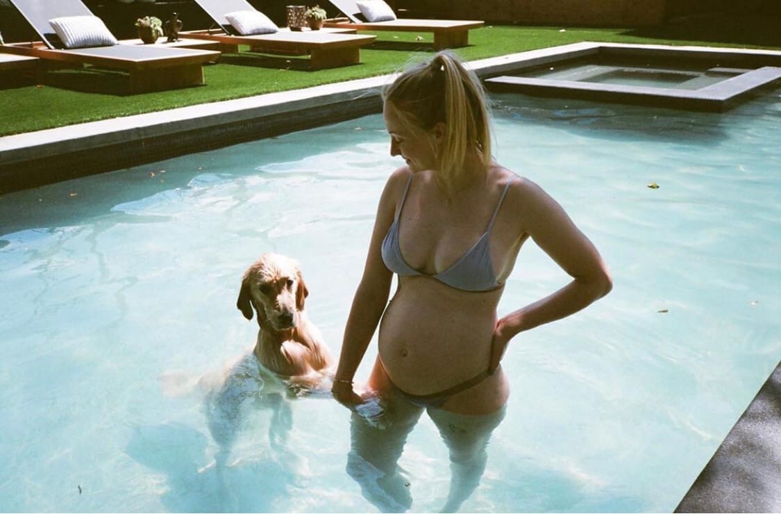 Софи Тёрнер поделилась первыми фотографиями, сделанными во время беременности