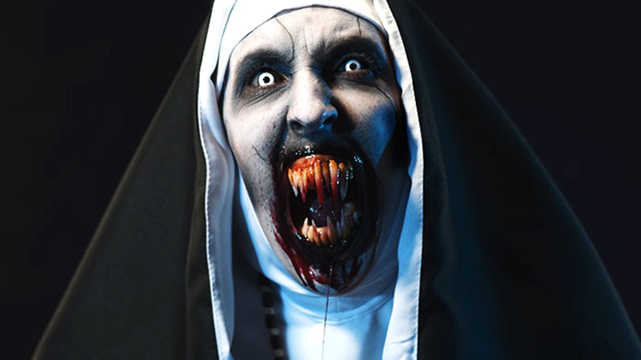 Проморолик и плакат фильма ужасов «Проклятие монахини»