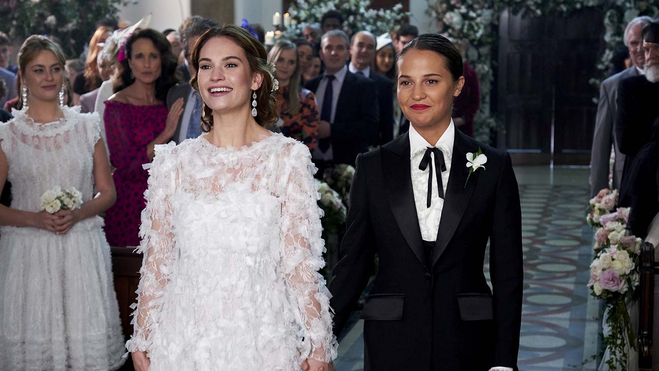 Лили Джеймс и Алисия Викандер поженились в мини-сиквеле «Четыре свадьбы и одни похороны»