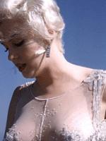 Любительское видео с Мэрилин Монро было продано в Австралии с аукциона за $14,625. На пленке Мэрилин Монро заигрывает с морячками на военной базе в Сан-Диего и готовится к съемкам эпизода 