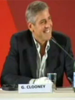 На Венецианском фестивале случился конфуз. Во время пресс-конференции, в которой принимал участие Джордж Клуни, один из журналистов разделся и сказал: 