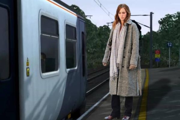 Почему главная героиня психологического триллера «Девушка в поезде» выглядит совсем не так, как в...