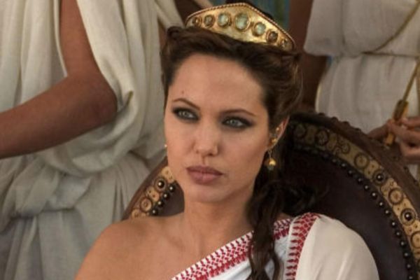 <p>Неснятая «Клеопатра» с Анджелиной Джоли могла стать политическим триллером с обилием секса и крови</p>
